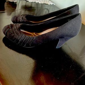 Size 9 women’s suede shoe with slight heel and cushioned insole. Worn twice.